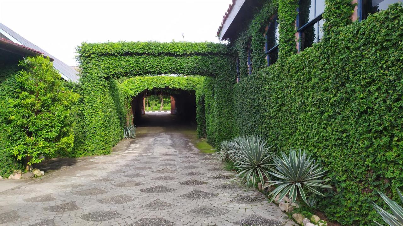 Hotel La Hasienda Kupang  Exterior photo